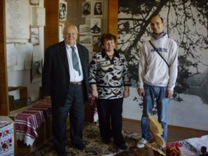Міхась Міцкевіч з дачкой Марыяй і ўнукам Васілём у школьным музеі.